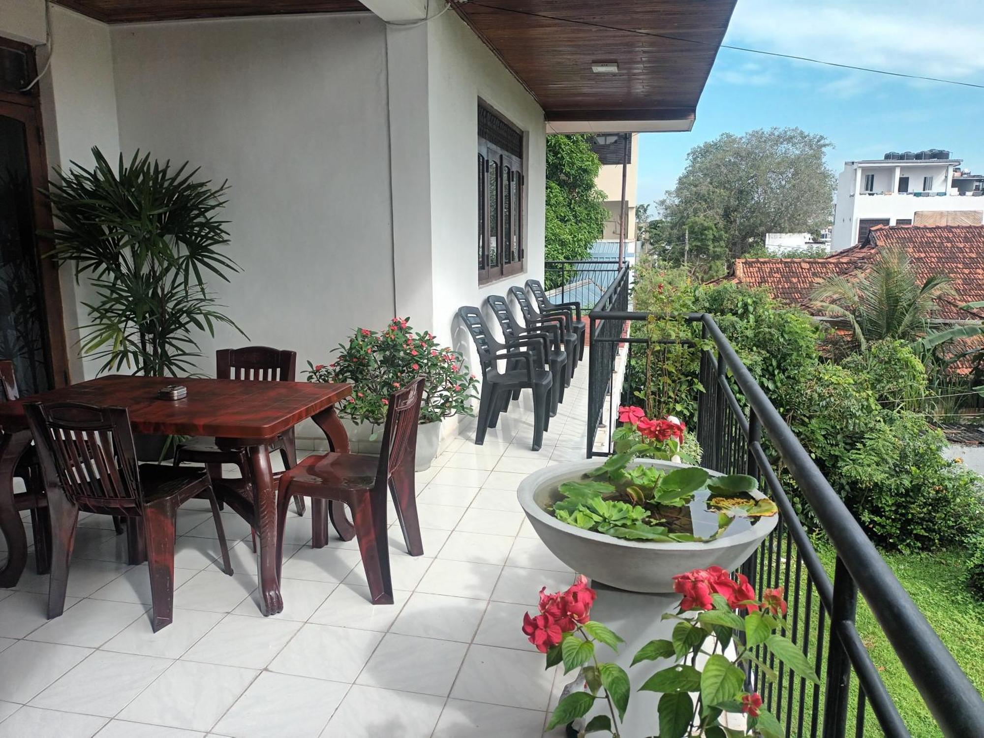 Lovely Flowers In Mount Lavinia Dehiwala-Mount Lavinia Eksteriør bilde